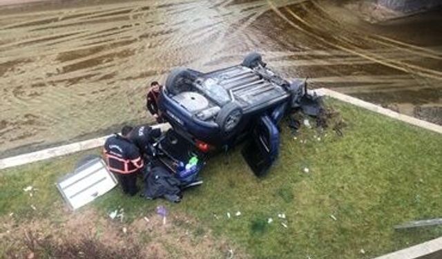 Çaya devrilen araçtaki 7 kişi yaralandı