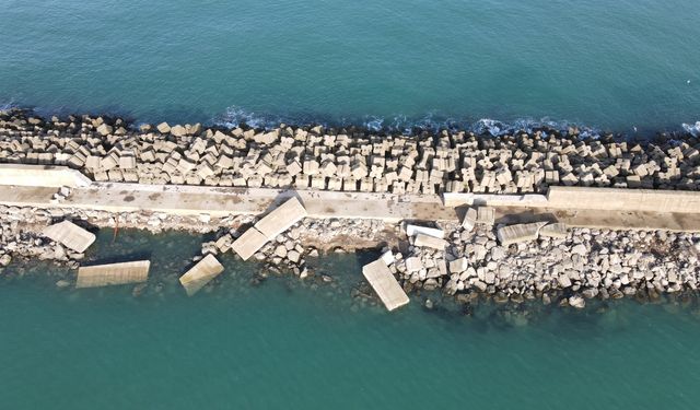 İnebolu Limanı'nda hasar gören mendirek dronla görüntülendi