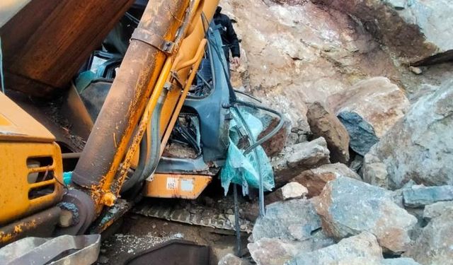 İş makinesinin üstüne kaya düştü, sürücüsü öldü