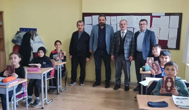 Kastamonu’da öğrencilere Kur'an hediye edildi