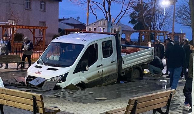 Abana'da ilginç kaza: Yol sandı, havuza düştü