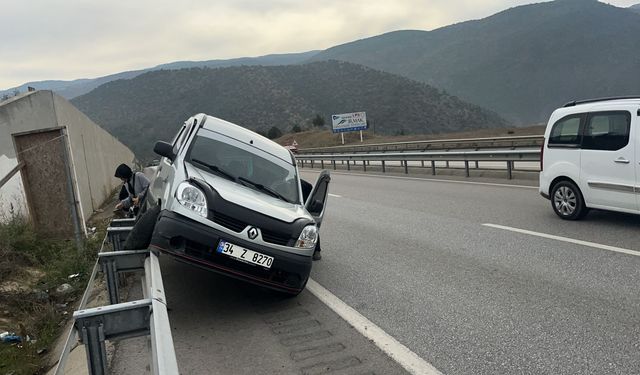 Tosya'da hafif ticari araç bariyerde asılı kaldı