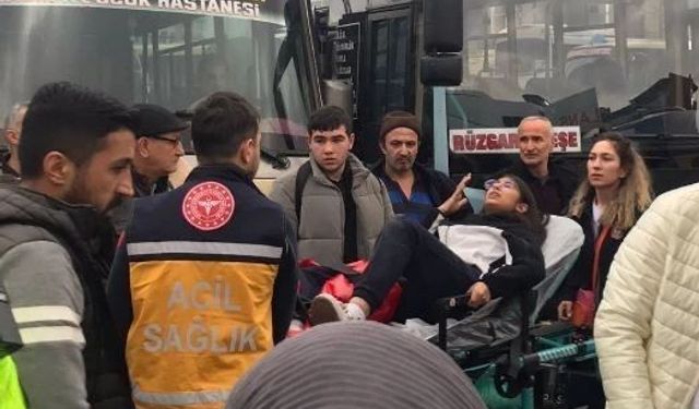 Dolmuşun çarptığı lise öğrencisi yaralandı