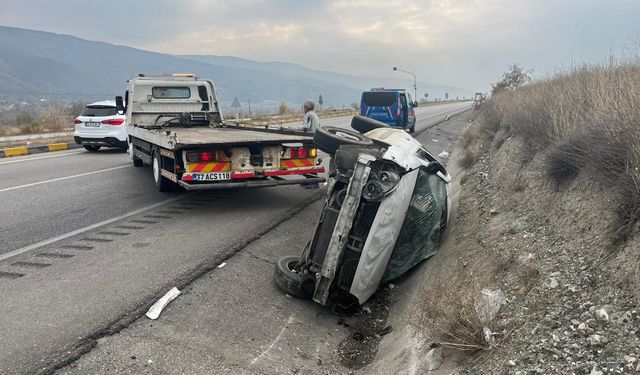 Tosya’da otomobil yan yattı: 1'i çocuk 3 yaralı