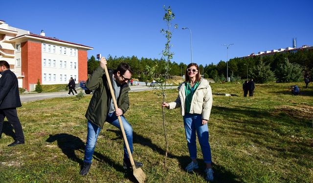 Kastamonu Üniversitesi'nde 100 fidan toprakla buluşturuldu