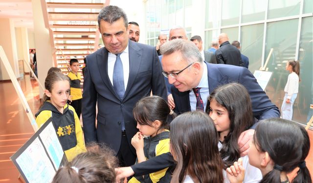 Yüzme sevinci tuvalde: Kastamonu’da farklı bir sergi