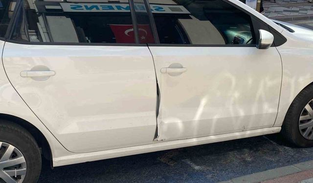 Motosiklet sürücüsü, otomobilin açılan kapısına çarptı