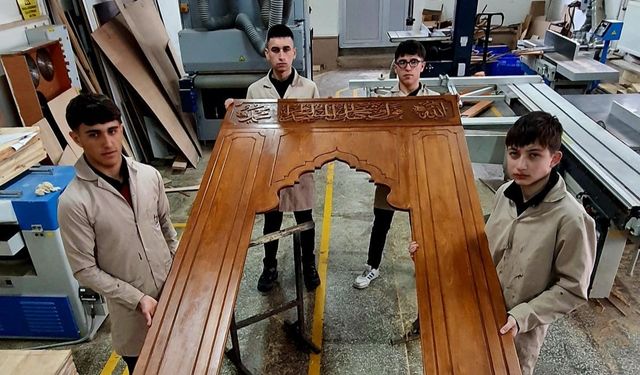 El emeğiyle işlediler, mescidi bayrama hazırladılar
