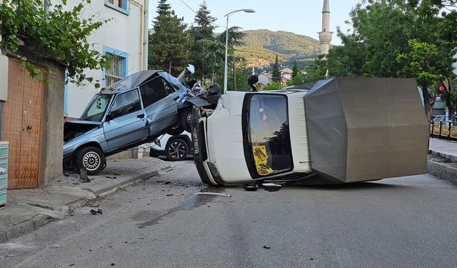 Kastamonu'da kamyonet park halindeki otomobile çarptı: 1 yaralı