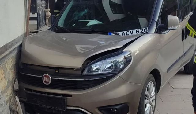 Kastamonu’da lastiğini patlayan araç metruk eve çarptı