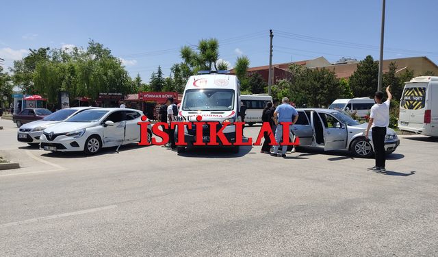 Kastamonu'da kavşakta iki otomobil çarpıştı: Yaralılar var!