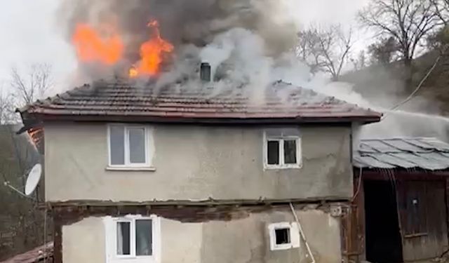 Taşköprü’de iki katlı ev alevlere teslim oldu