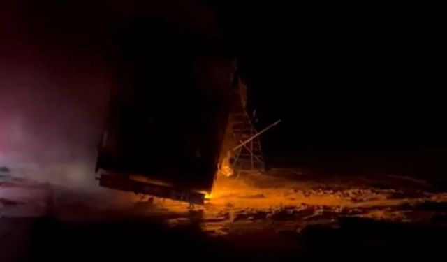 Tekstil yüklü tırda yangın: D-100 karayolu saatlerce trafiğe kapandı