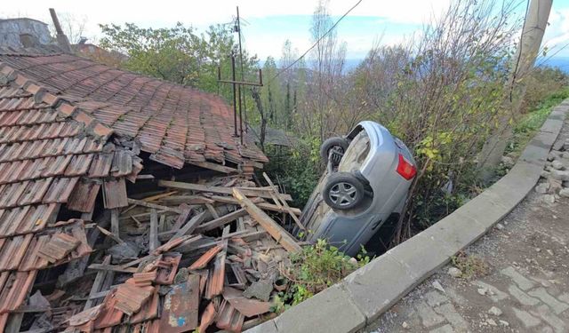 Zonguldak’ta ilginç kaza: Otomobil evin çatısına düştü