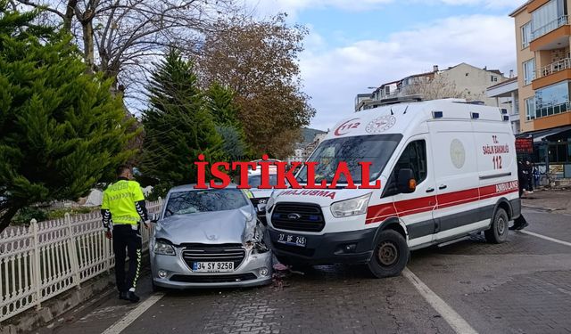 Cide'de ambulans ile otomobil çarpıştı