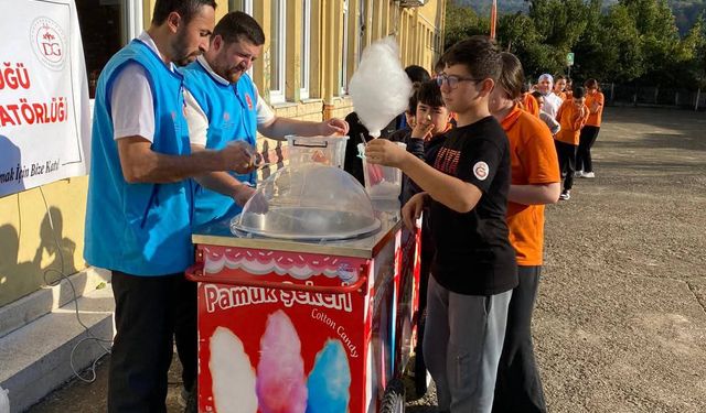 Cide’de öğrencilere pamuk şeker ikramı
