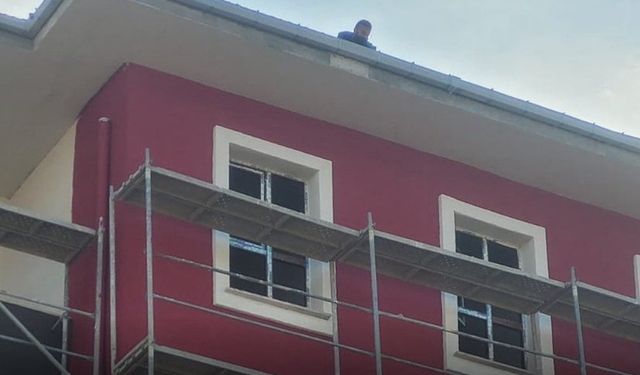 Kastamonu'da alacaklı mağdur çatıya çıktı!