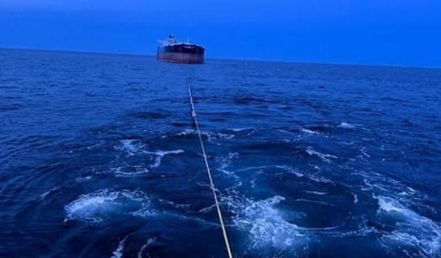 Kastamonu açıklarında vurulan tanker İstanbul’a çekiliyor