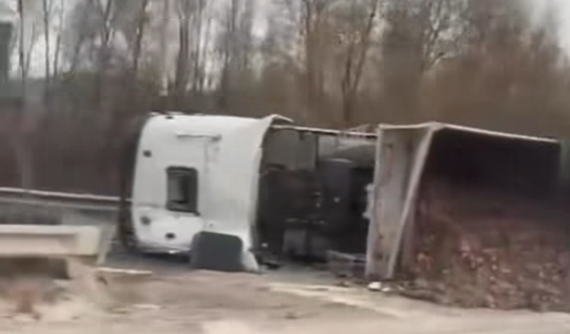 Çankırı-Kastamonu yolunda pancar yüklü tır devrildi