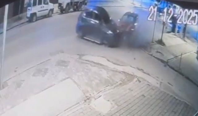 Park halindeki araca çarpan otomobildeki 4 kişi kazayı yara almadan atlattı