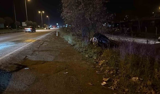 Şarampole yuvarlanan araçtan sağ çıktılar!