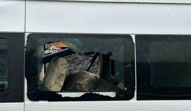 Seyir halindeki minibüsün üzerine dev kaya düştü