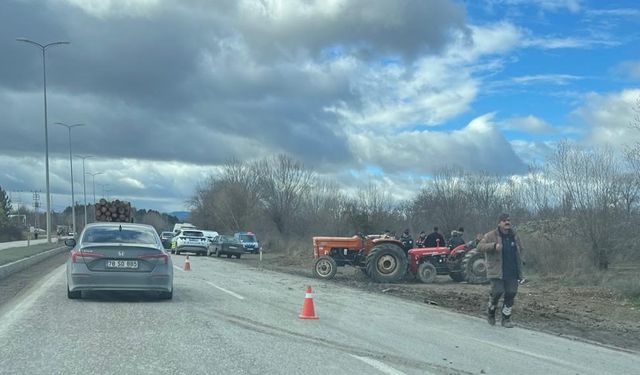 Cenaze aracı ile traktör çarpıştı, 4 kişi yaralandı