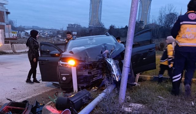 Hacıbey Kavşağı’nda freni tutmayan araç trafik direğine çarptı