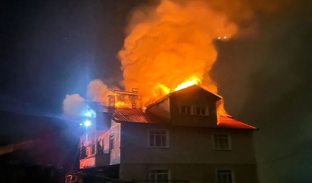 Azdavay'da geceyi alevler aydınlattı