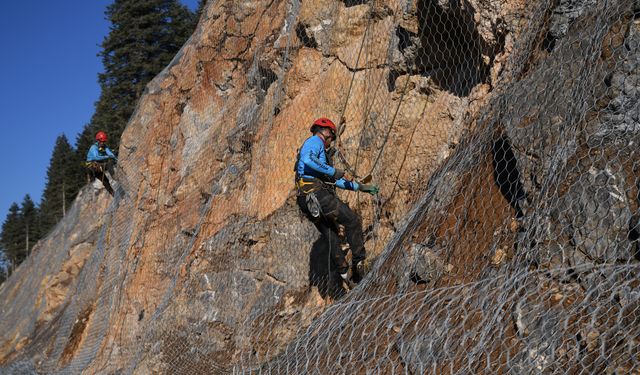 Sık sık heyelanların yaşandığı Yaralıgöz Dağı çelik ağlarla örüldü