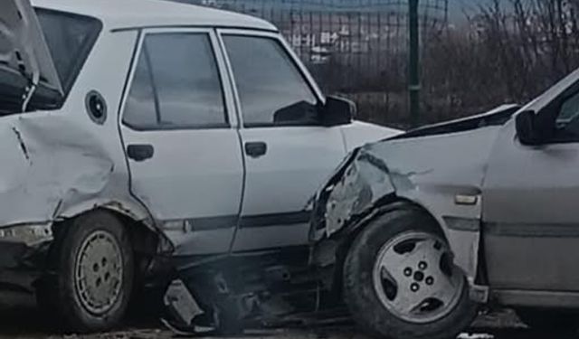 Taşköprü'de kaza: Otomobiller hurdaya döndü!