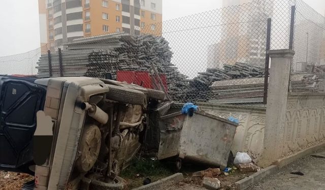Kastamonu’da otomobil çöp konteynerine çarparak devrildi