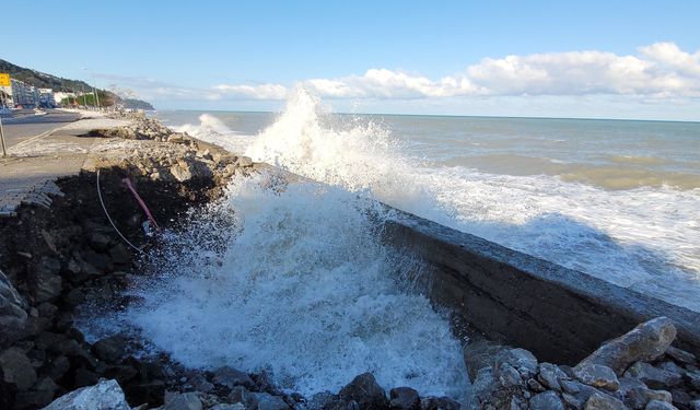 Dev dalgalar Kastamonu'da sahili dövdü