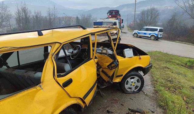 Komşu ilde otomobil demir bariyere çarptı: 1 yaralı