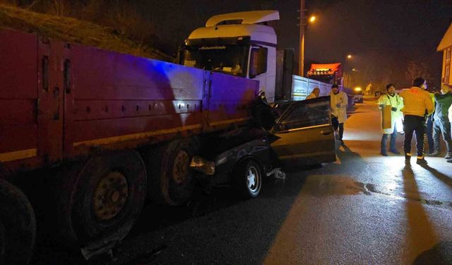 Komşu ilde otomobil tıra ok gibi saplandı: 1'i ağır 2 yaralı