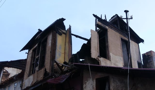 Alev alev yanan tarihi konaktan geriye duvarları kaldı