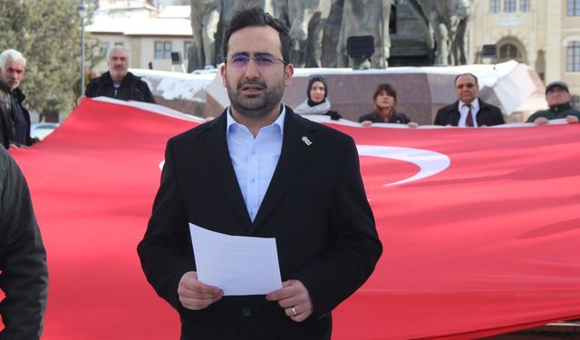 Bayrak saldırısına Cumhuriyet Meydanı’ndan tepki gösterdiler