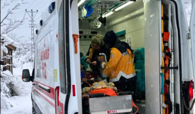 Cide’de hasta zorlu şartlarda  hastaneye ulaştırıldı