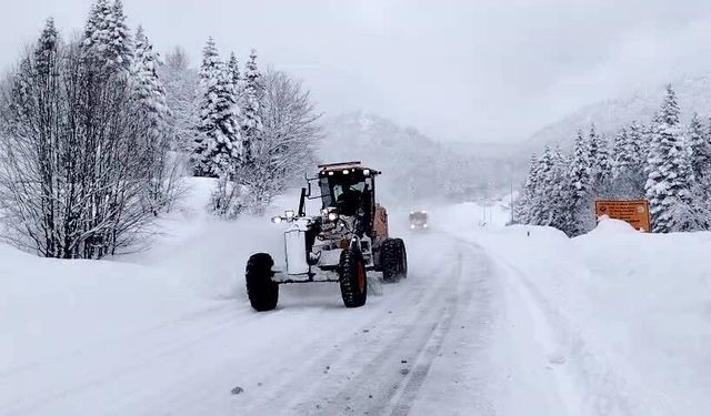 Cide’de Karayolları ekipleri 7/24 karla mücadelede