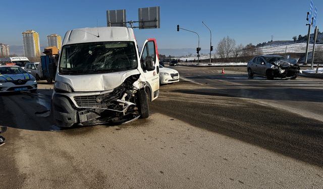 Doğu Çevre Yolu’nda minibüsle otomobil çarpıştı