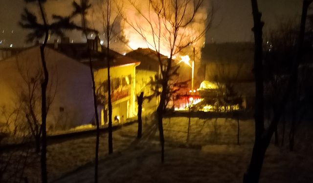 Akmescit’te yangın: Alevler yan eve sıçradı!