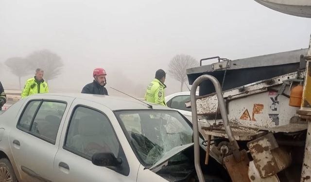 Korkutan kaza: Otomobil beton mikserine çarptı!