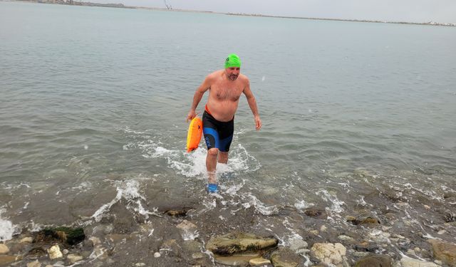 Kastamonu'nun soğuğuna aldırış etmedi, kar altında denizde yüzdü