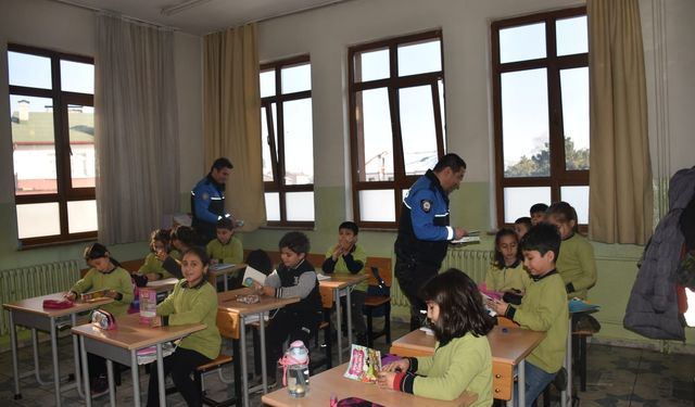 Kastamonu Polisi'nden öğrencilere karne hediyesi