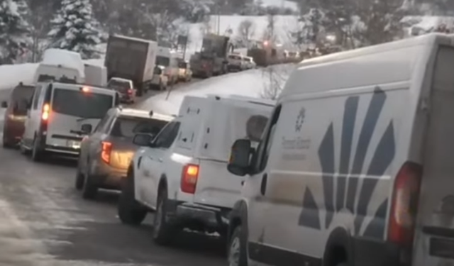 Kastamonu'da tır devrildi, uzun kuyruklar oluştu