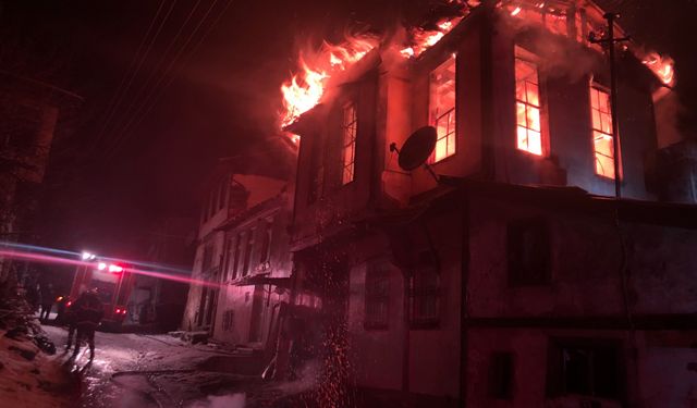 Akmescit'teki yangın kontrol altında: Tarihi konak yok oldu!