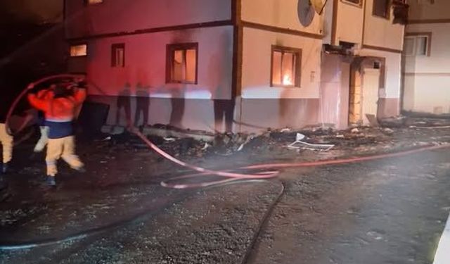 Kastamonu'da alevler iki katlı evi yuttu