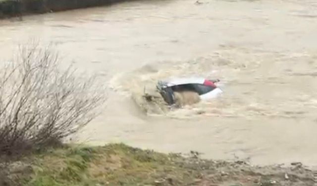 Sürücü kıyıda, otomobil suda!