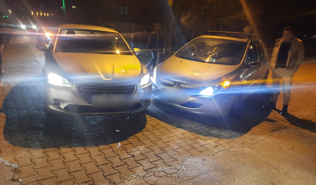 Cide’de maddi hasarlı kaza