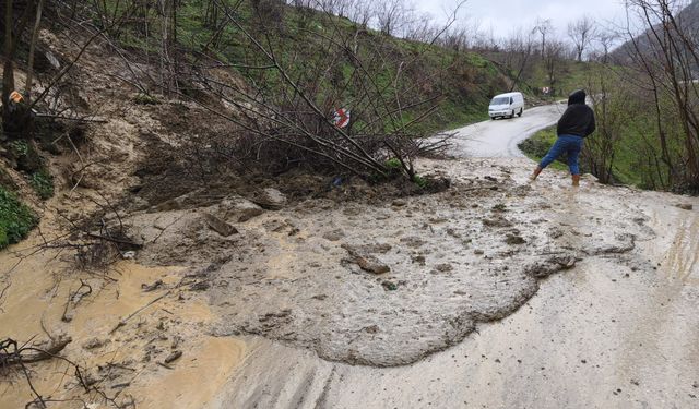 Cide’de peş peşe heyelanlar yaşanıyor